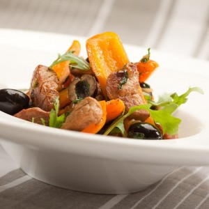 Zoetzure roerbak van Snackpaprika, sinaasappelsap, varkenshaas met rucolasla en olijfjes. Zoetzure roerbak van Snackpaprika, sinaasappelsap, varkenshaas met rucolasla en olijfjes.