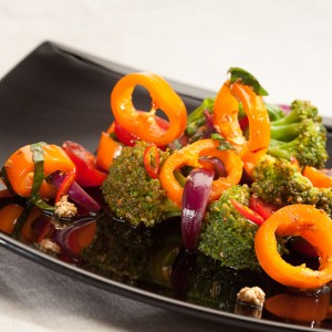 Snackpaprika salade met tomaatjes, broccoli, rode ui, basilicum met gebrande sesamzaad en een kikoman marinade. 