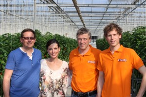 V.l.n.r.: Patrick Franken (Vitapep), Aukje van Ginneken (Feiten en Fabels), Wim Zuidgeest en Tim van Leeuwen (Vitapep) Foto2-Vitapep F&F